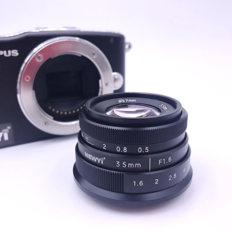 Obiectiv MINI 35mm f/1.6 II cu montaj integrat, compatibil cu Canon M, Sony E și Fuji FX; greutate 0,135 kg; distanța minimă de focalizare 0,5 m.