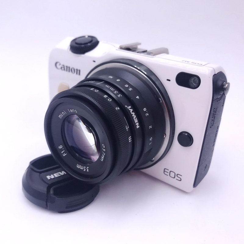 Obiectiv MINI 35mm f/1.6 II cu montaj integrat, compatibil cu Canon M, Sony E și Fuji FX; greutate 0,135 kg; distanța minimă de focalizare 0,5 m.