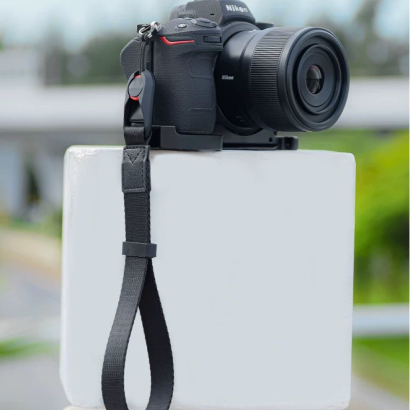 Magnetski kaiš za zapešće kamere | pravi kožni materijal | model 202508 | kompatibilan sa svim markama fotoaparata | magnetna brza kopča