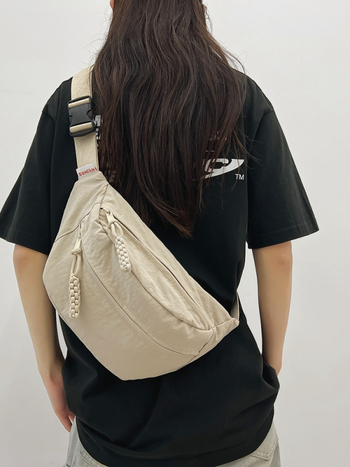 Nailona Crossbody soma – neilona iekšējā odere, rāvējslēdzēja atvērums, telefona kabata, trīsdimensiju ārējais dizains