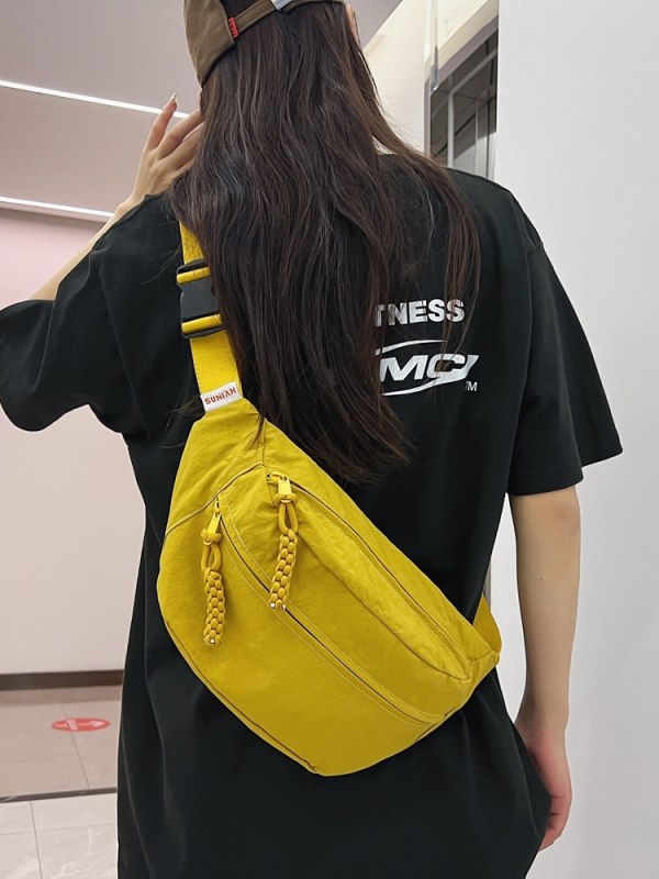 Nailona Crossbody soma – neilona iekšējā odere, rāvējslēdzēja atvērums, telefona kabata, trīsdimensiju ārējais dizains