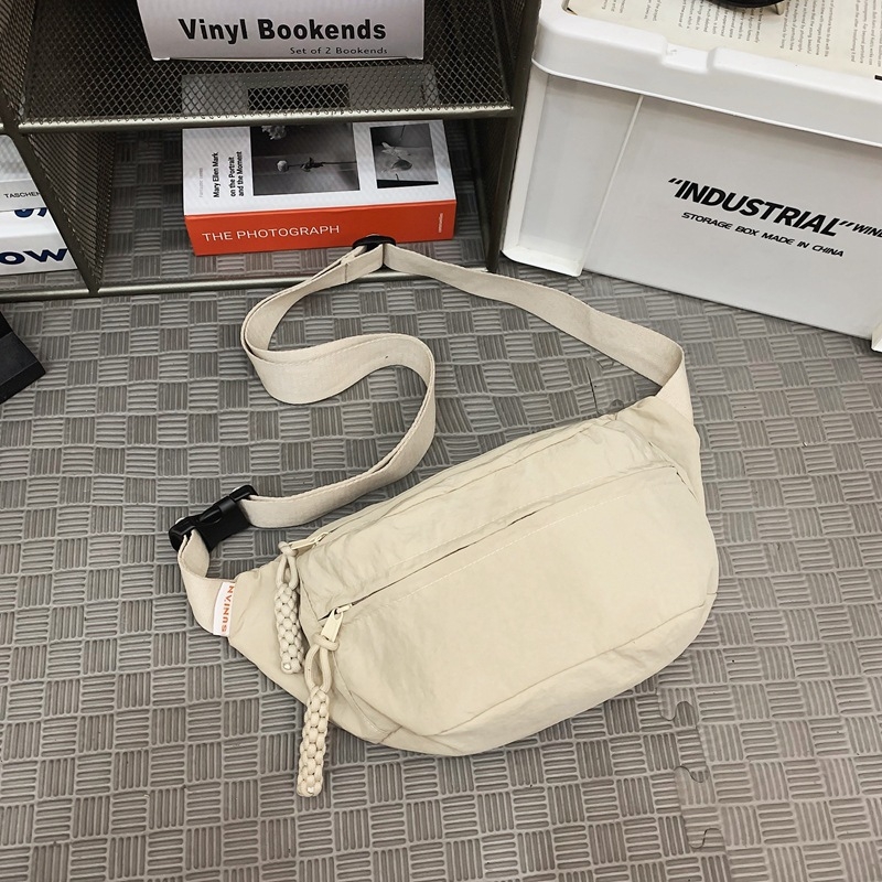 Nailona Crossbody soma – neilona iekšējā odere, rāvējslēdzēja atvērums, telefona kabata, trīsdimensiju ārējais dizains