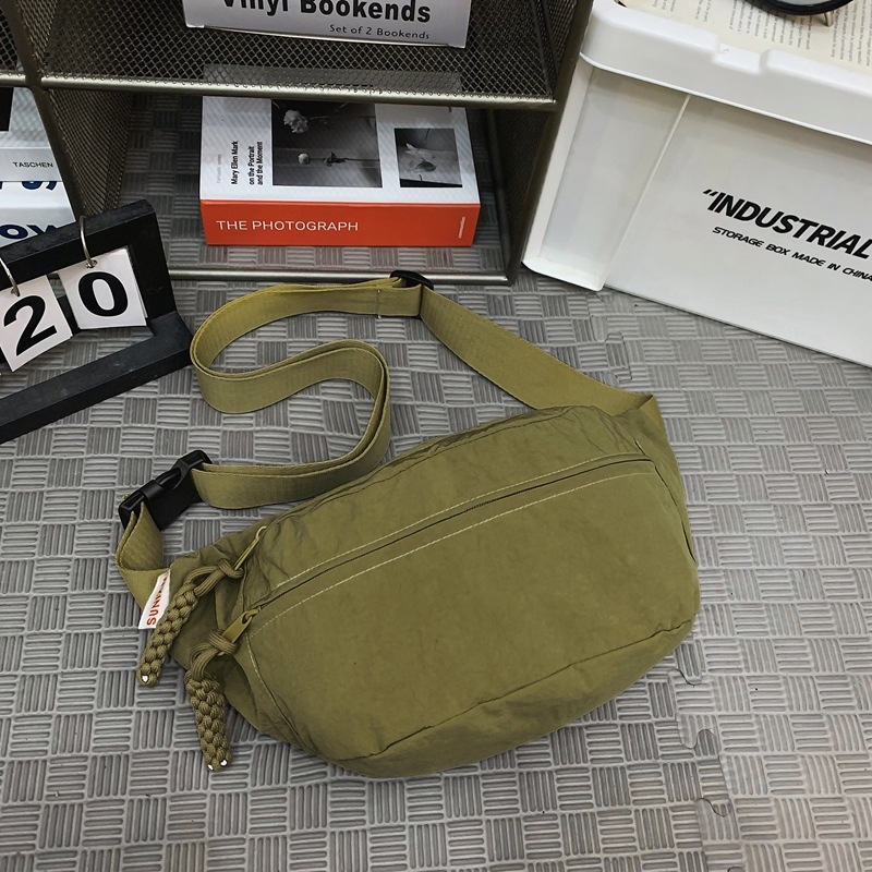 Nailona Crossbody soma – neilona iekšējā odere, rāvējslēdzēja atvērums, telefona kabata, trīsdimensiju ārējais dizains