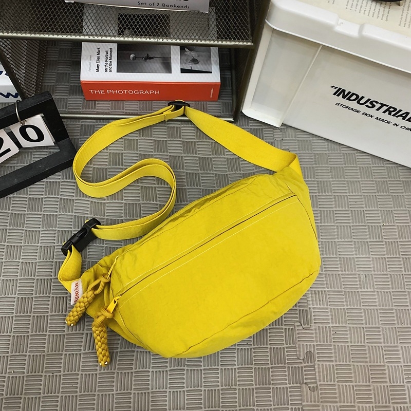 Nailona Crossbody soma – neilona iekšējā odere, rāvējslēdzēja atvērums, telefona kabata, trīsdimensiju ārējais dizains