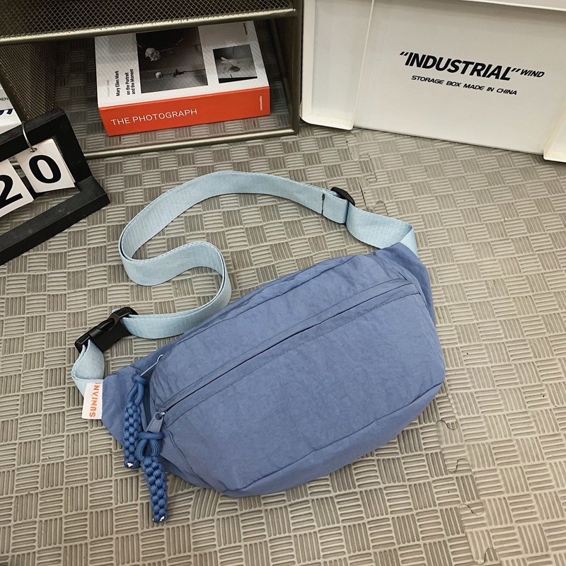 Nailona Crossbody soma – neilona iekšējā odere, rāvējslēdzēja atvērums, telefona kabata, trīsdimensiju ārējais dizains