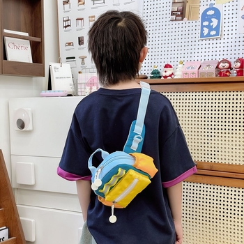 Dječja crossbody torba - Geometrijski uzorak, najlon materijal, poliester podstava, moderan i cool stil, uzrast: Osnovna škola (Materijal: Najlon; Podstava: Poliester; Uzorak: Geometrijski; Stil: Moderan i cool; Uzrast: Osnovna škola)