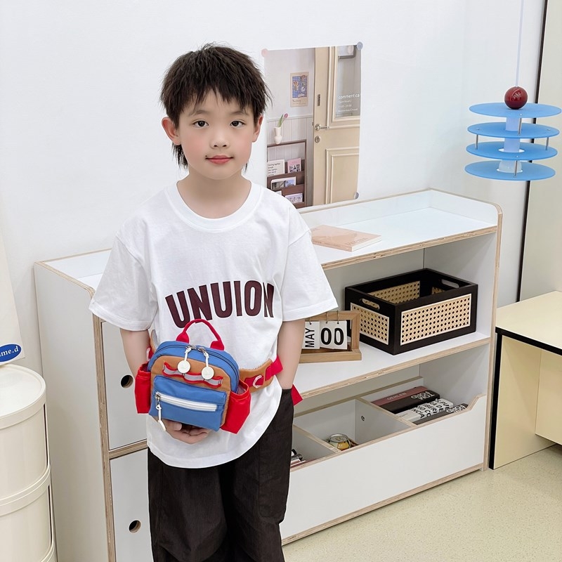 Dječja crossbody torba - Geometrijski uzorak, najlon materijal, poliester podstava, moderan i cool stil, uzrast: Osnovna škola (Materijal: Najlon; Podstava: Poliester; Uzorak: Geometrijski; Stil: Moderan i cool; Uzrast: Osnovna škola)