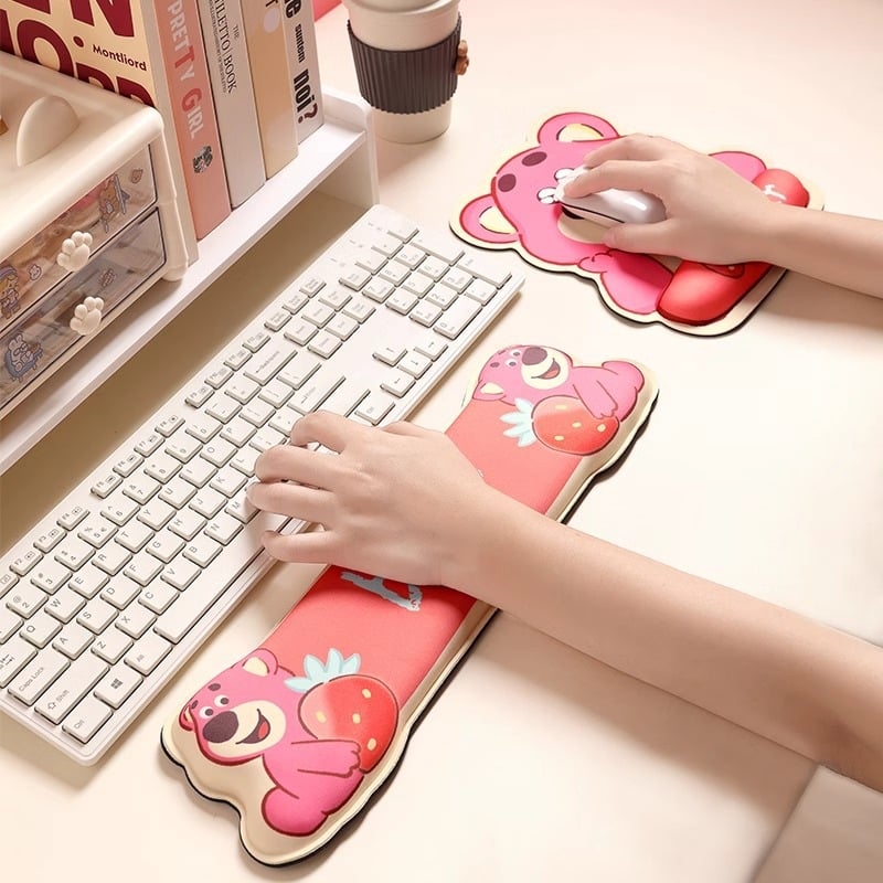 Strawberry Bear set podložnica za miša s podrškom za zglob — prirodna guma, jednostrana, crtani stil, model Pad-283