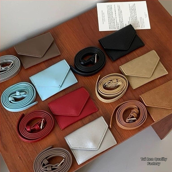 Vidukļa soma no super fiber materiāla, nerūsējā tērauda sprādze, šņorēta aizdare, plāns profils (<2 cm), rokām darinātas pērles