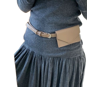 Vidukļa soma no super fiber materiāla, nerūsējā tērauda sprādze, šņorēta aizdare, plāns profils (<2 cm), rokām darinātas pērles