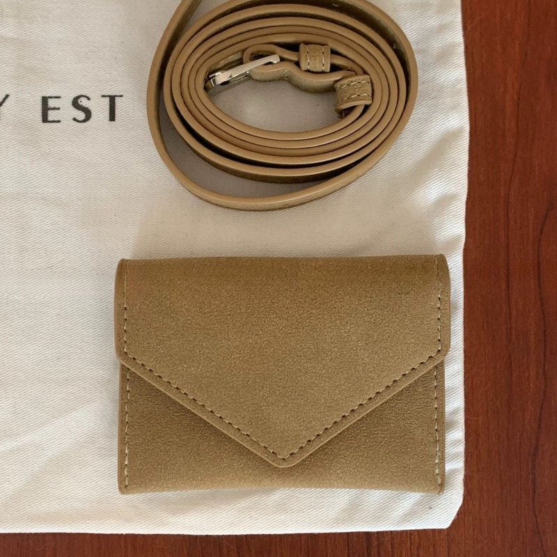 Vidukļa soma no super fiber materiāla, nerūsējā tērauda sprādze, šņorēta aizdare, plāns profils (<2 cm), rokām darinātas pērles