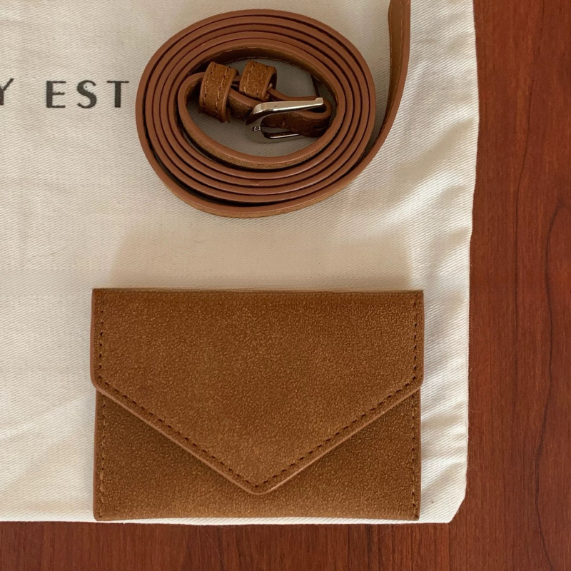 Vidukļa soma no super fiber materiāla, nerūsējā tērauda sprādze, šņorēta aizdare, plāns profils (<2 cm), rokām darinātas pērles