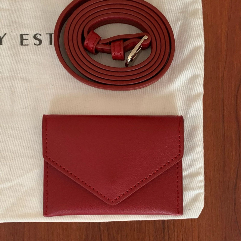 Vidukļa soma no super fiber materiāla, nerūsējā tērauda sprādze, šņorēta aizdare, plāns profils (<2 cm), rokām darinātas pērles