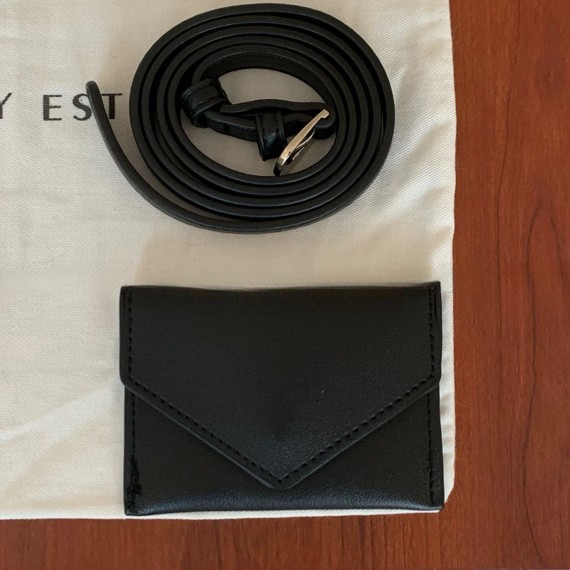 Vidukļa soma no super fiber materiāla, nerūsējā tērauda sprādze, šņorēta aizdare, plāns profils (<2 cm), rokām darinātas pērles