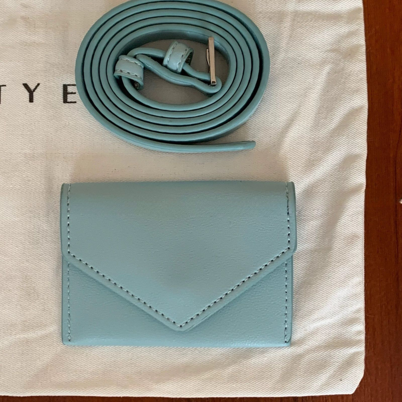 Vidukļa soma no super fiber materiāla, nerūsējā tērauda sprādze, šņorēta aizdare, plāns profils (<2 cm), rokām darinātas pērles