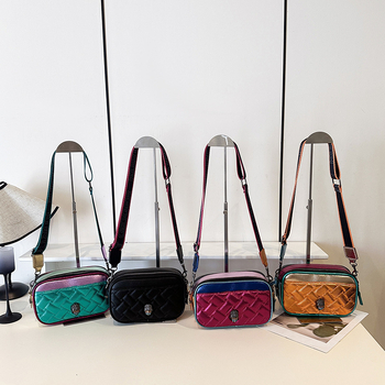 PU torba za kameru, vodoravnog kvadratnog oblika, zatvaranje na zip, unutarnji džep sa zipom i džep za mobitel, jedna naramenica