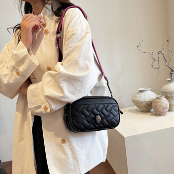 PU torba za kameru, vodoravnog kvadratnog oblika, zatvaranje na zip, unutarnji džep sa zipom i džep za mobitel, jedna naramenica