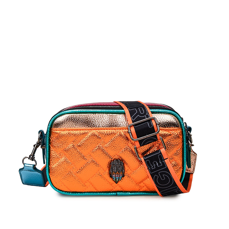 PU torba za kameru, vodoravnog kvadratnog oblika, zatvaranje na zip, unutarnji džep sa zipom i džep za mobitel, jedna naramenica