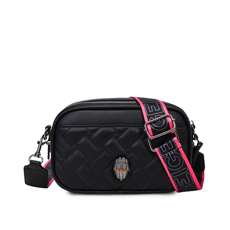 PU torba za kameru, vodoravnog kvadratnog oblika, zatvaranje na zip, unutarnji džep sa zipom i džep za mobitel, jedna naramenica