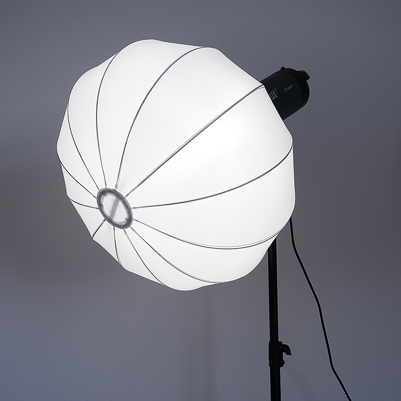 Žibinto gaubtas – lempos priedas, sferinis minkštosios šviesos kamuolys, greitas atleidimas, greitas montavimas, profesionaliai nuotraukoms, medžiaga: minkšta šviesos audinys; modelis: lantern cover