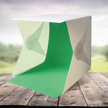 Mini štúdio s LED mäkkým svetlom, skladací a prenosný svetelný box na fotenie; vyrobené z ekologického plastu; obsahuje tašku na prenášanie a pozadie.