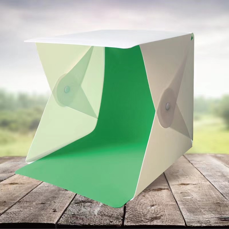 Mini štúdio s LED mäkkým svetlom, skladací a prenosný svetelný box na fotenie; vyrobené z ekologického plastu; obsahuje tašku na prenášanie a pozadie.