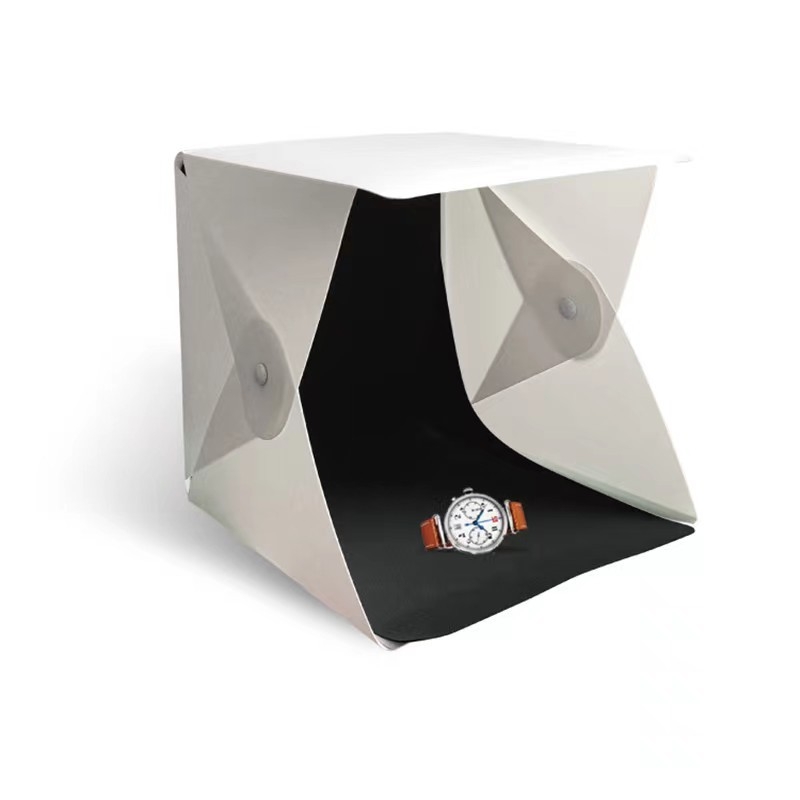 Mini štúdio s LED mäkkým svetlom, skladací a prenosný svetelný box na fotenie; vyrobené z ekologického plastu; obsahuje tašku na prenášanie a pozadie.