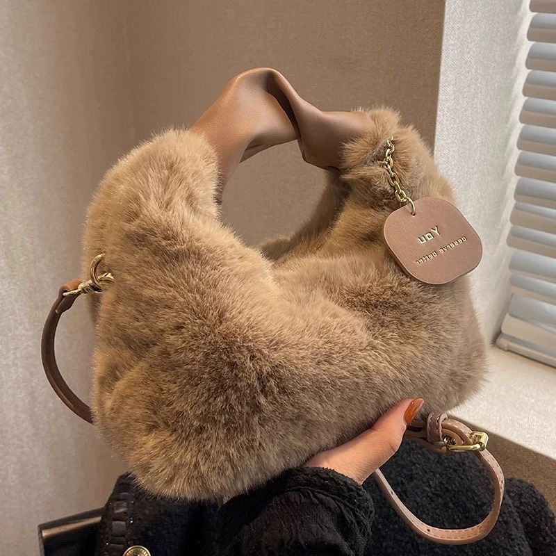 Pliš Crossbody torbica — gradski jednostavan stil, uspravni kvadratni oblik, zatvaranje na zip, podstava od sintetičke kože, jedan remen preko ramena