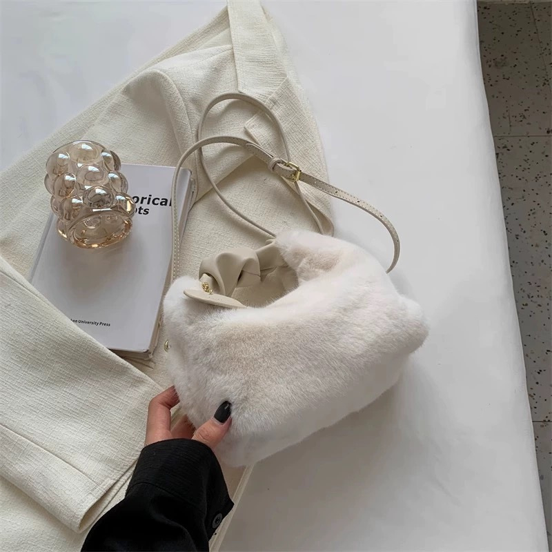 Pliš Crossbody torbica — gradski jednostavan stil, uspravni kvadratni oblik, zatvaranje na zip, podstava od sintetičke kože, jedan remen preko ramena