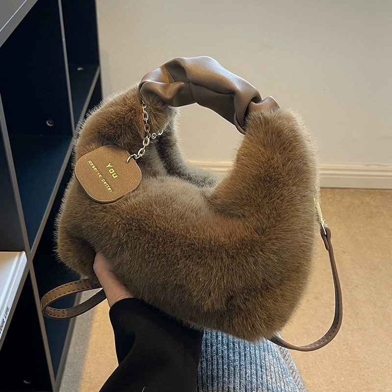 Pliš Crossbody torbica — gradski jednostavan stil, uspravni kvadratni oblik, zatvaranje na zip, podstava od sintetičke kože, jedan remen preko ramena