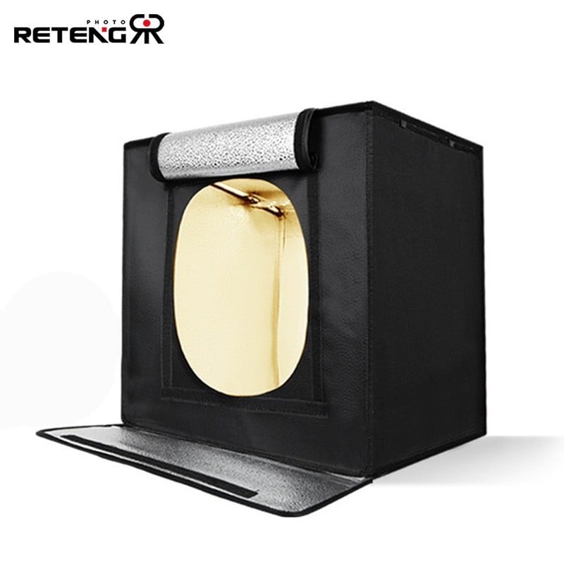 RETENG mini studio cu iluminare LED reglabilă; un studio de fotografiat pliabil și portabil; Materiale: placă LED din poliester; Dimensiuni: 40×40×40 cm; Greutate: 2,8 kg.