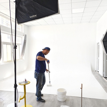 Modul studijskog prostora bez sjene sa zakrivljenim zidom za komercijalnu fotografiju (zakrivljen zid, modularna konfiguracija, realno okruženje snimanja)