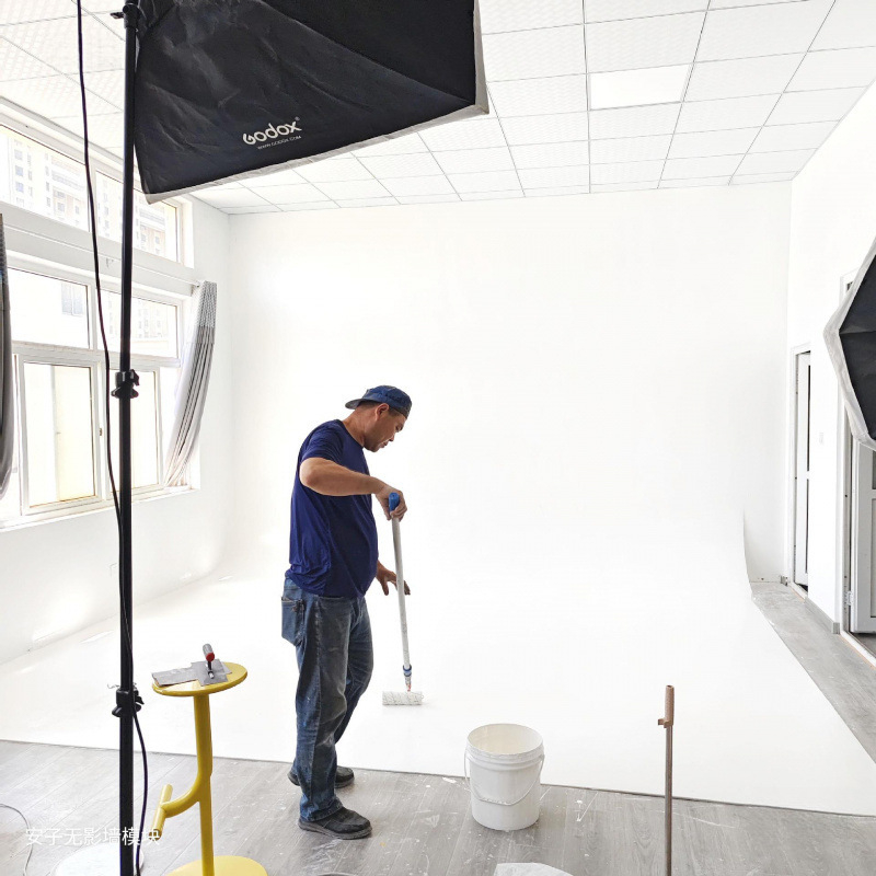 Modul studijskog prostora bez sjene sa zakrivljenim zidom za komercijalnu fotografiju (zakrivljen zid, modularna konfiguracija, realno okruženje snimanja)