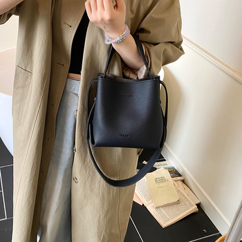 Ženska bucket torba, PU materijal, vertikalni kvadratni oblik, magnetsko zatvaranje, poliester podstava, unutarnji džep za telefon i džep s patentnim zatvaračem