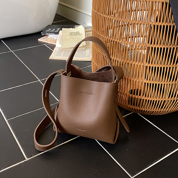 Ženska bucket torba, PU materijal, vertikalni kvadratni oblik, magnetsko zatvaranje, poliester podstava, unutarnji džep za telefon i džep s patentnim zatvaračem