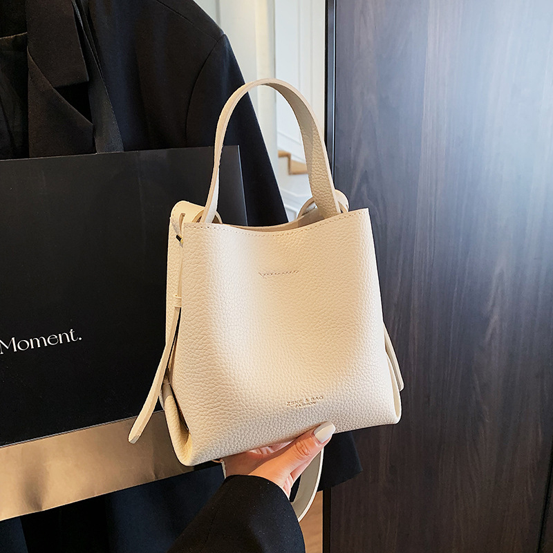 Ženska bucket torba, PU materijal, vertikalni kvadratni oblik, magnetsko zatvaranje, poliester podstava, unutarnji džep za telefon i džep s patentnim zatvaračem