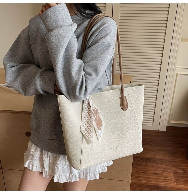 Geantă Tote din PU pentru utilizare zilnică — elegantă, cu fermoar, căptușeală poliester, buzunare interne (buzunar ascuns cu fermoar, buzunar pentru telefon)