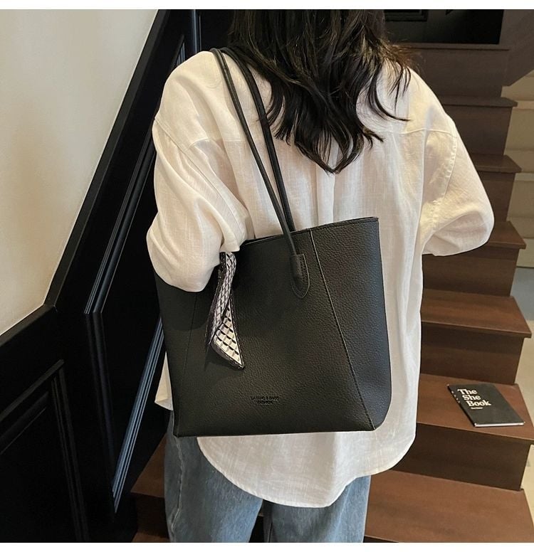 Geantă Tote din PU pentru utilizare zilnică — elegantă, cu fermoar, căptușeală poliester, buzunare interne (buzunar ascuns cu fermoar, buzunar pentru telefon)