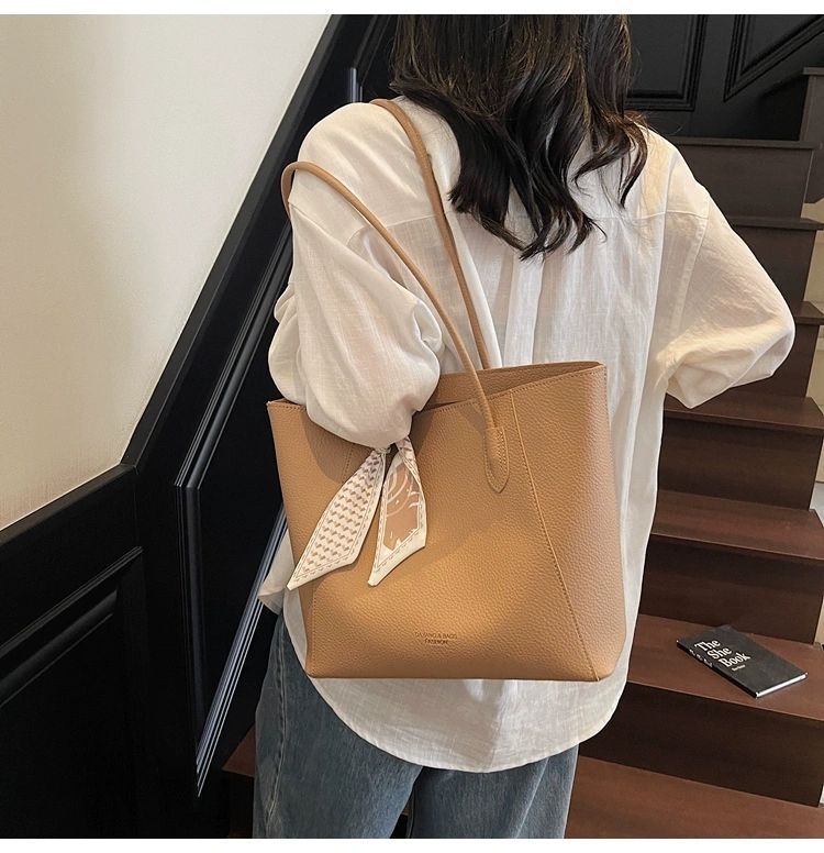 Geantă Tote din PU pentru utilizare zilnică — elegantă, cu fermoar, căptușeală poliester, buzunare interne (buzunar ascuns cu fermoar, buzunar pentru telefon)