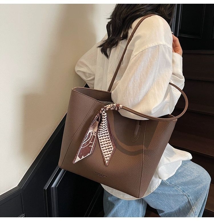 Geantă Tote din PU pentru utilizare zilnică — elegantă, cu fermoar, căptușeală poliester, buzunare interne (buzunar ascuns cu fermoar, buzunar pentru telefon)