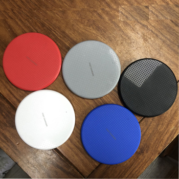Bežični punjač s kariranim uzorkom i plastičnim donjim kućištem K8, 10W brzo punjenje Qi za mobilne telefone i Bluetooth slušalice, ulaz 9V, izlaz 2A