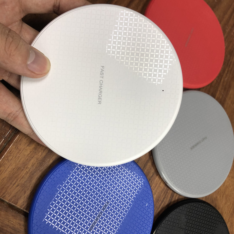 Bežični punjač s kariranim uzorkom i plastičnim donjim kućištem K8, 10W brzo punjenje Qi za mobilne telefone i Bluetooth slušalice, ulaz 9V, izlaz 2A