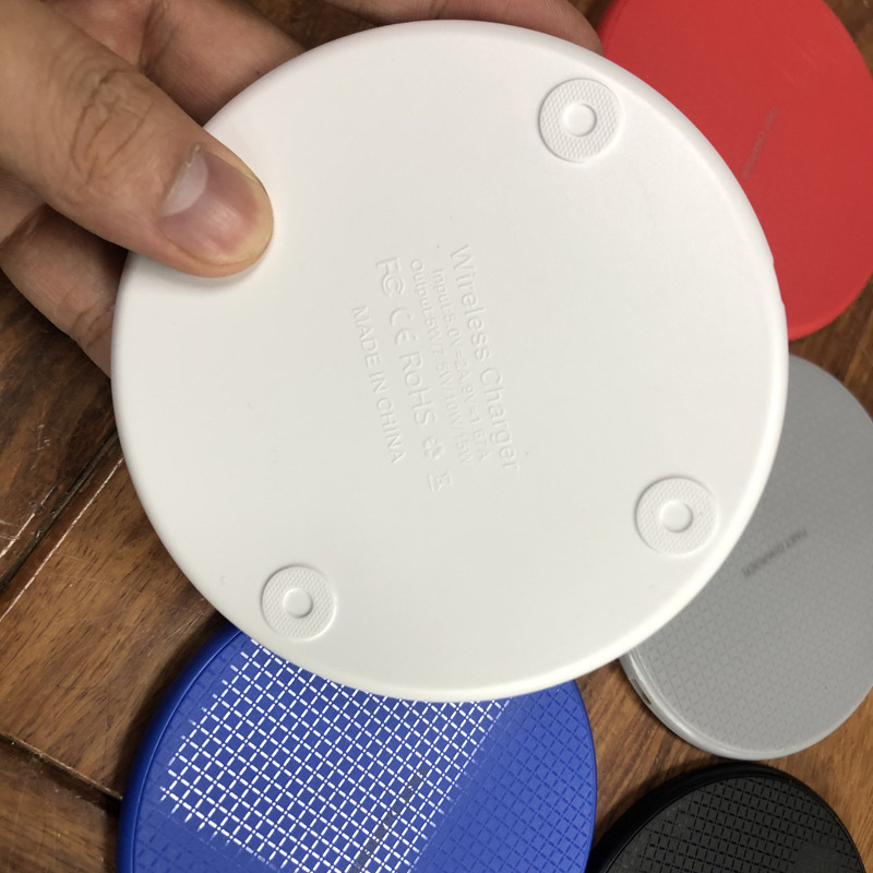 Bežični punjač s kariranim uzorkom i plastičnim donjim kućištem K8, 10W brzo punjenje Qi za mobilne telefone i Bluetooth slušalice, ulaz 9V, izlaz 2A