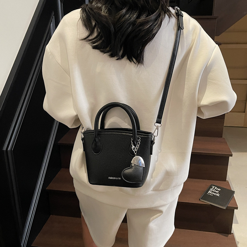 Bucket bag PU, városi egyszerűség, belső bélés műbőr, cipzáras nyitás, belső cipzáras zseb, 2025 tavasz