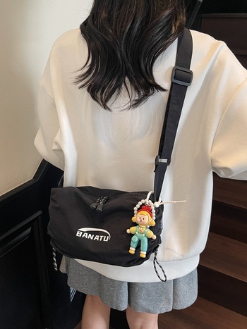 Női crossbody táska utcai stílusban, vízszintes négyszögletes forma, vászon anyag, cipzáras zárás.
