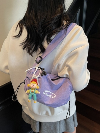 Női crossbody táska utcai stílusban, vízszintes négyszögletes forma, vászon anyag, cipzáras zárás.