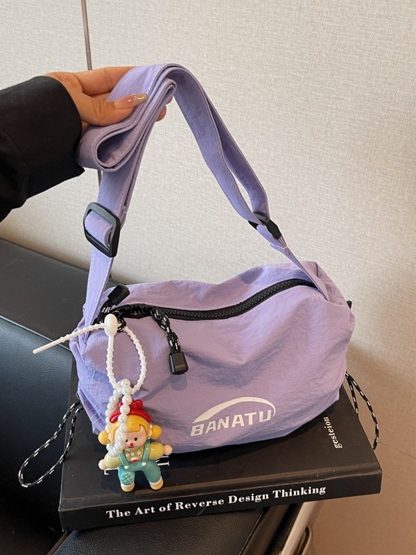 Női crossbody táska utcai stílusban, vízszintes négyszögletes forma, vászon anyag, cipzáras zárás.