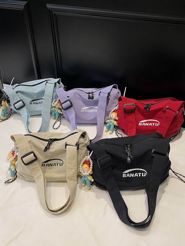 Női crossbody táska utcai stílusban, vízszintes négyszögletes forma, vászon anyag, cipzáras zárás.
