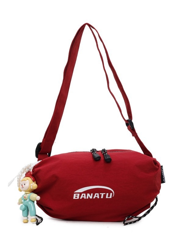 Női crossbody táska utcai stílusban, vízszintes négyszögletes forma, vászon anyag, cipzáras zárás.