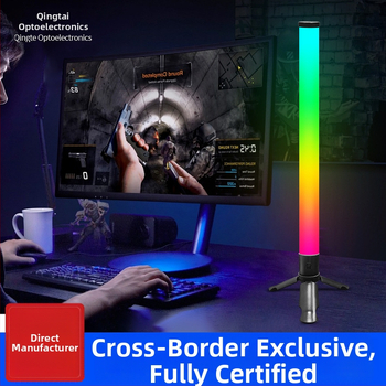 RGB skaņas aktivēta galda lampiņa ar USB-C barošanu, mūzikas režīmu un ritmiskajam apgaismojumam; piemērota galda vai vertikālam statīvam.